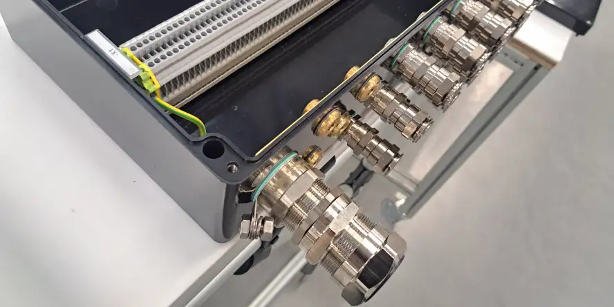 Skrzynka pośrednicząca ATEX uziemiona poprzez podkładkę zamocowaną stalowym wpuście kablowym