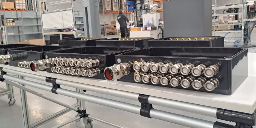 Skrzynka zaciskowa z GRP z metalowymi dławnicami dla stref zagrożenia wybuchem