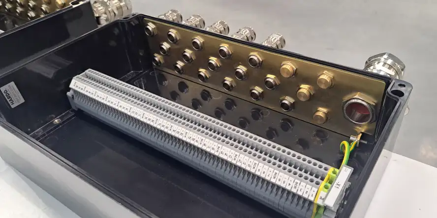 Szafka zaciskowa Ex z tworzywa wyposażona w metalowe dławnice uziemione płytą mosiężną